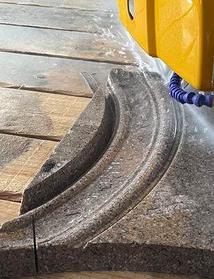 เครื่องตัดสะพาน CNC 5 แกน มีหลายฟังก์ชันสําหรับรูปร่าง 3 มิติ