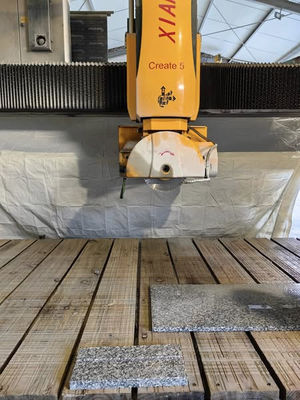 5 Axis Bridge Saw Cutting Machine กับการเคลื่อนไหวโต๊ะอัตโนมัติ แอคไฟฟ้าและพลังงานหลัก 15kw