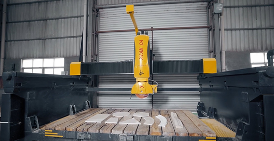 Xianda อิตาลี CNC Multifunctional Countertop Machining Center 5 Axis Bridge Saw หินตัดเครื่องจักร