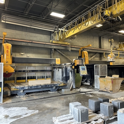 อัตโนมัติ Table Movement Bridge Saw Cutting Machine ด้วยพลังงาน 18.5KW และน้ําหนักโดยรวม 8000kg