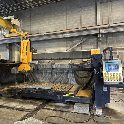 อัตโนมัติ Table Movement Bridge Saw Cutting Machine ด้วยพลังงาน 18.5KW และน้ําหนักโดยรวม 8000kg