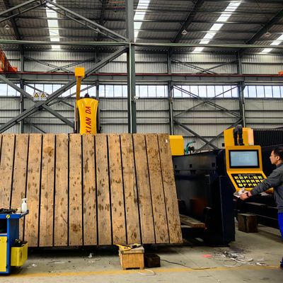 อัตโนมัติ Table Movement Bridge Saw Cutting Machine ด้วยพลังงาน 18.5KW และน้ําหนักโดยรวม 8000kg