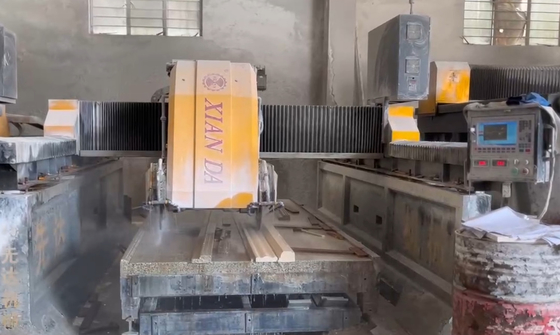 เครื่องตัดและบดหินแบบสะพานหินระดับความแม่นยําสูง เครื่องควบคุม CNC สําหรับการทําโปรไฟล์มาร์บอร์ / กรานิต
