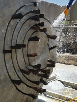 เครื่องตัดหินแม่นยํา CNC สายเหล็กเหลือง 4 แกน สําหรับรูปทรงพิเศษและรูปทรงโค้ง