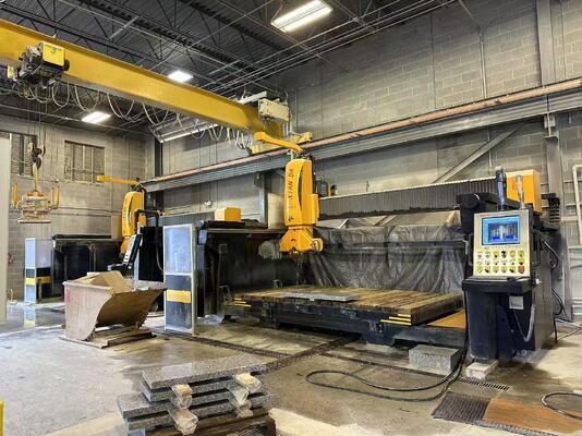 เครื่องตัดสะพานแบบอัตโนมัติ 5 แกน พร้อมระบบ DDX สําหรับการแปรรูปหินขนาด 3200×2000×180mm