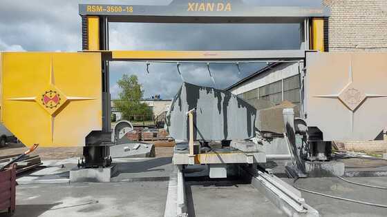 เครื่องเลื่อยสายเพชรควบคุมด้วย PLC พร้อมระบบขับเคลื่อนสกรูแบบซิงโครนัสสำหรับตัดบล็อกหินอ่อนและหินแกรนิตขนาด 3000×3000×1500 มม.