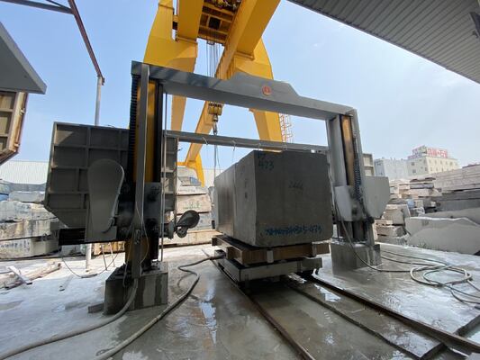 เครื่องเลื่อยสายเพชรควบคุมด้วย PLC พร้อมระบบขับเคลื่อนสกรูแบบซิงโครนัสสำหรับตัดบล็อกหินอ่อนและหินแกรนิตขนาด 3000×3000×1500 มม.