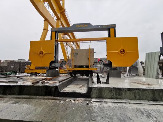 เครื่องเลื่อยสายเพชรควบคุมด้วย PLC พร้อมระบบขับเคลื่อนสกรูแบบซิงโครนัสสำหรับตัดบล็อกหินอ่อนและหินแกรนิตขนาด 3000×3000×1500 มม.