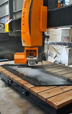 เครื่องเลื่อยสะพาน 5 แกนพร้อมกำลังหลัก 15kw และการเคลื่อนย้ายโต๊ะอัตโนมัติ