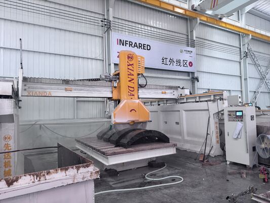 เครื่องตัดบล็อกกลางสี่คอลัมน์ความเร็วสูง 29/37kw พลังงานรวมสําหรับการตัดแม่นยํา