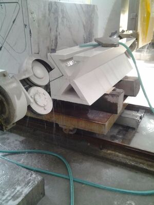 เครื่องเลื่อยสายเพชรอัตโนมัติ CNC พร้อมมอเตอร์หลัก 15 กิโลวัตต์ สำหรับการตัดหิน 20-40 ตร.ม./ชม.