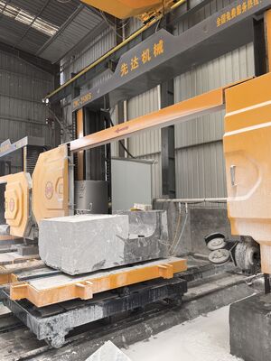 เครื่องเลื่อยสายเพชร CNC ความแม่นยำสูง XIANDA CNC-2500SA พร้อมความจุโหลด 20 ตัน และโต๊ะหมุนเซอร์โว 360 องศาสำหรับการตัดแต่งหิน