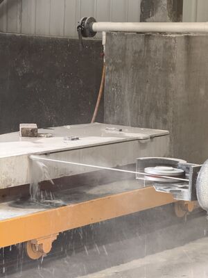 เครื่องเลื่อยสายเพชร CNC ความแม่นยำสูง XIANDA CNC-2500SA พร้อมความจุโหลด 20 ตัน และโต๊ะหมุนเซอร์โว 360 องศาสำหรับการตัดแต่งหิน