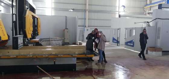 เครื่องเจาะสายเพชร CNC 4 แกน มีโต๊ะหมุน 360 องศาและความจุ 20 ตันสําหรับการตัดหิน